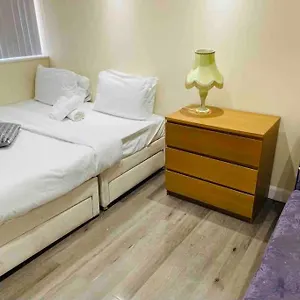 5 Bedroom House By Monishortlets Apartment